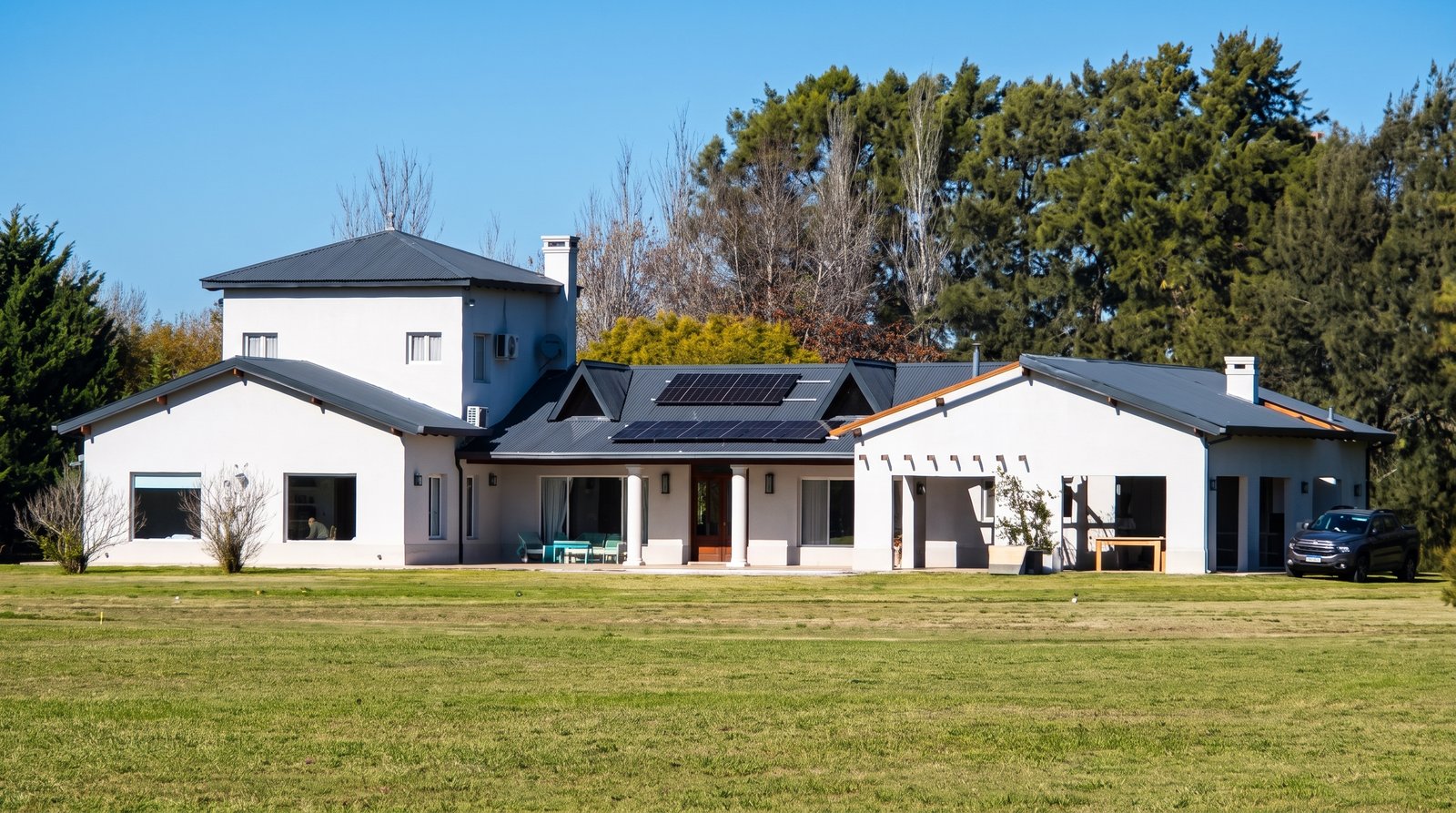 Instalación estética de paneles solares fotovoltaicos sobre techo con integración arquitectónica y cableado oculto